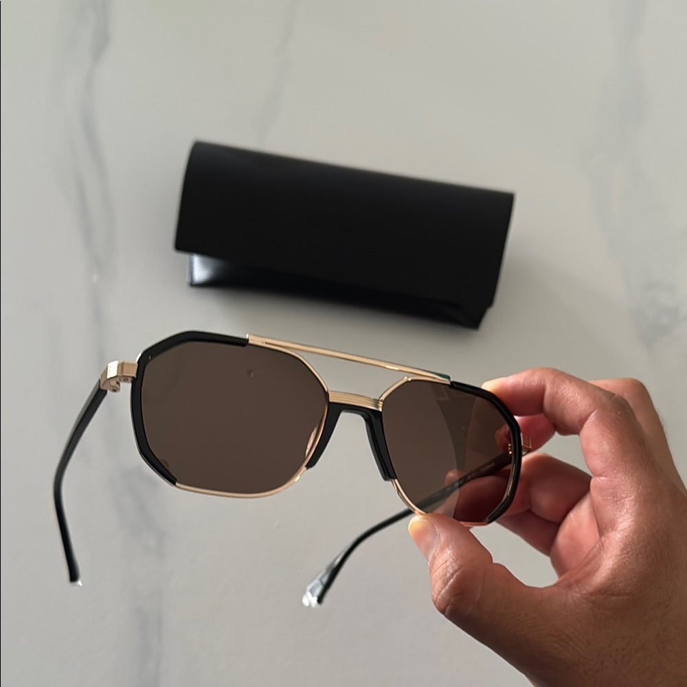 GRANT 

Stylish Black and Gold Sunglasses
